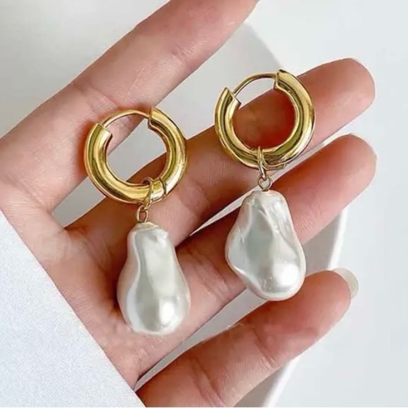 ✨Anthropologie Alta Gold Pearl Drop Earrings